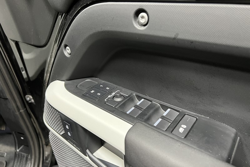 2023 (73) LAND ROVER DEFENDER 3.0 D250 X-Dynamic SE 110 5dr Auto 5895410