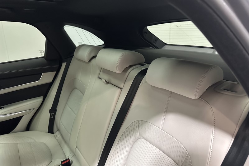 2023 (23) JAGUAR F-PACE 2.0 D200 R-Dynamic Black 5dr Auto AWD 5927136