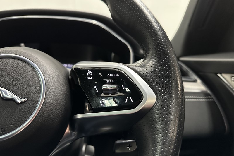 2022 (72) JAGUAR F-PACE 3.0 D300 R-Dynamic SE 5dr Auto AWD 5979358
