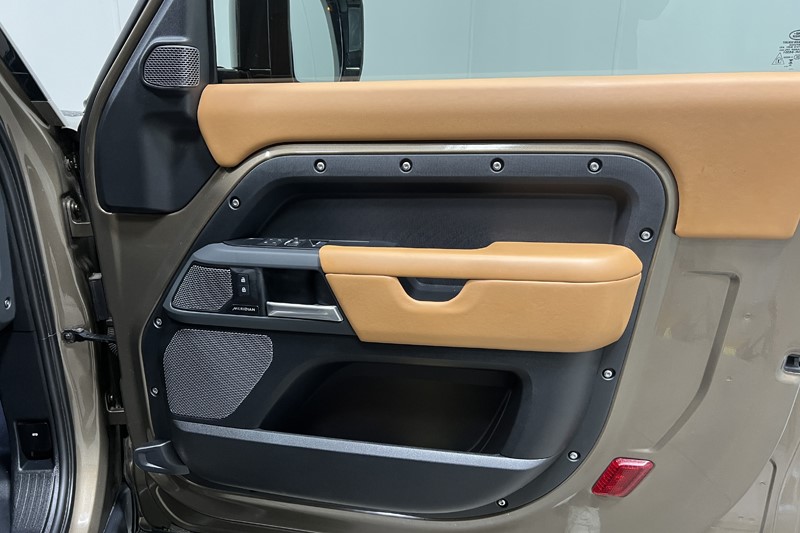 2024 (73) LAND ROVER DEFENDER 3.0 P400 X 90 3dr Auto 5981906