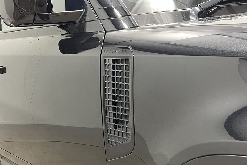 2022 (22) LAND ROVER DEFENDER 3.0 D300 X-Dynamic S 110 5dr Auto 5983422