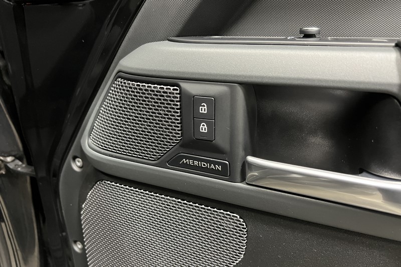 2022 (22) LAND ROVER DEFENDER 3.0 D300 X-Dynamic S 110 5dr Auto 5983444