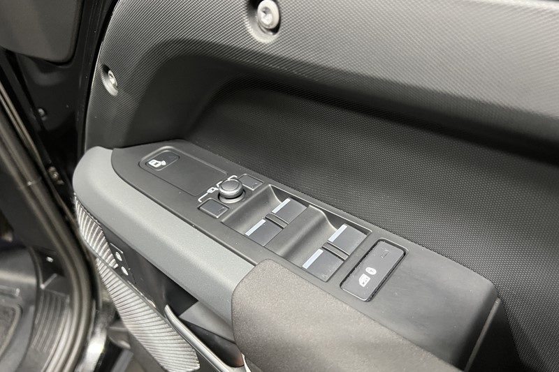 2022 (22) LAND ROVER DEFENDER 3.0 D300 X-Dynamic S 110 5dr Auto 5983446