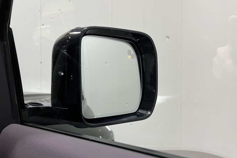 2022 (22) LAND ROVER DEFENDER 3.0 D300 X-Dynamic S 110 5dr Auto 5983443