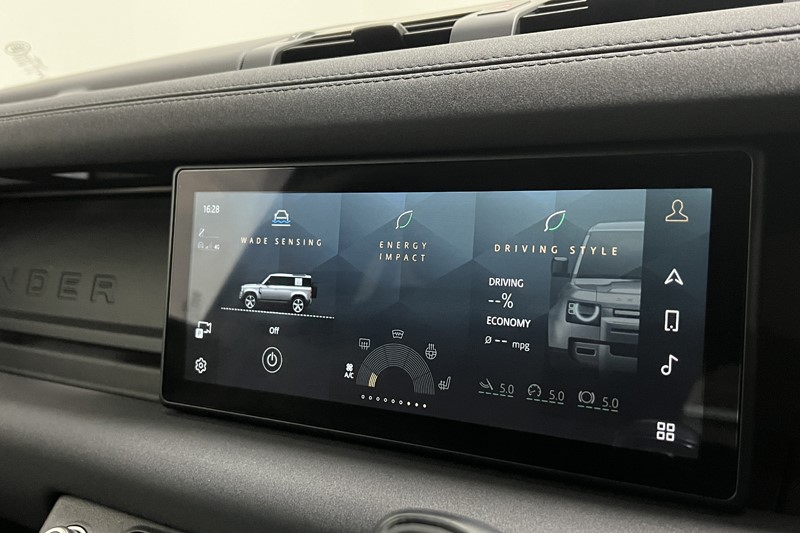 2022 (22) LAND ROVER DEFENDER 3.0 D300 X-Dynamic S 110 5dr Auto 5983437