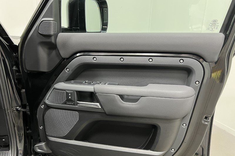 2022 (22) LAND ROVER DEFENDER 3.0 D300 X-Dynamic S 110 5dr Auto 5983445