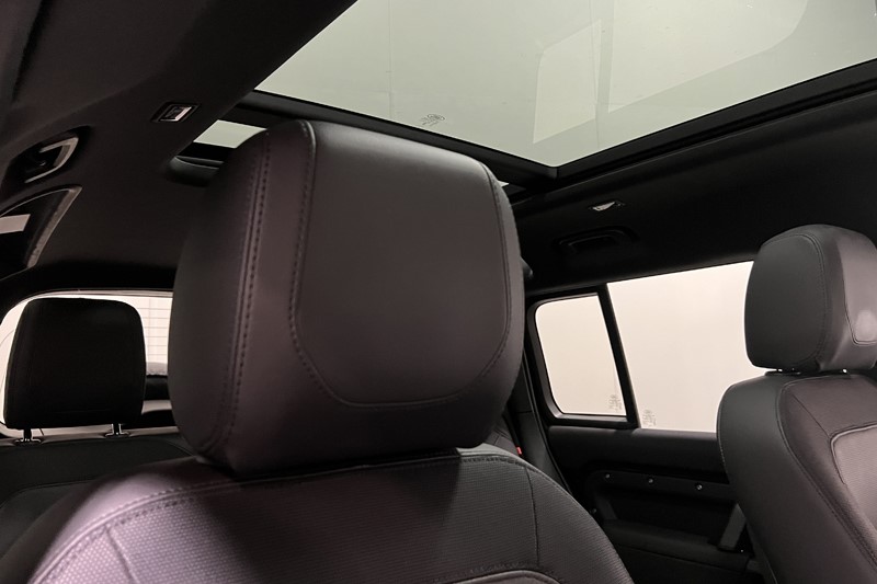 2022 (22) LAND ROVER DEFENDER 3.0 D300 X-Dynamic S 110 5dr Auto 5983440
