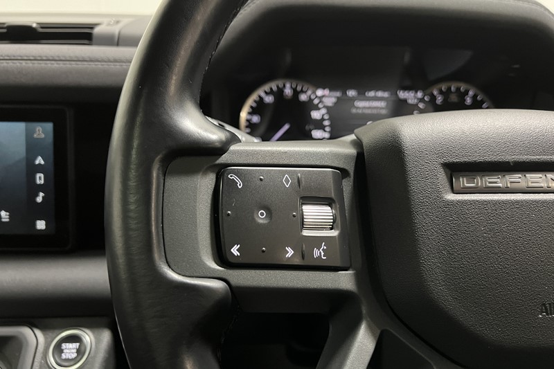 2022 (22) LAND ROVER DEFENDER 3.0 D300 X-Dynamic S 110 5dr Auto 5983438