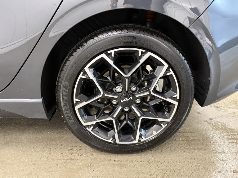 2025 (25) KIA CEED 1.5T GDi ISG 138 GT-Line 5dr 4763178