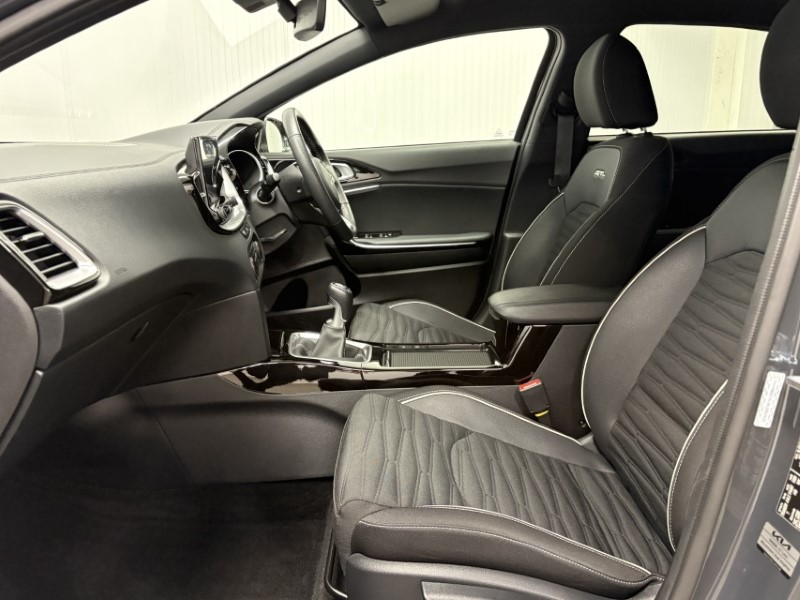 2025 (25) KIA CEED 1.5T GDi ISG 138 GT-Line 5dr 4763159