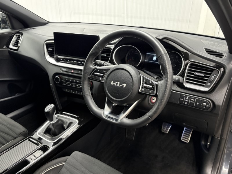 2025 (25) KIA CEED 1.5T GDi ISG 138 GT-Line 5dr 4763182