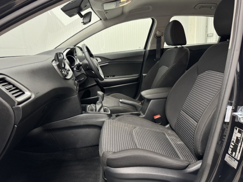 2025 (25) KIA CEED 1.5T GDi ISG 138 2 5dr 4989980
