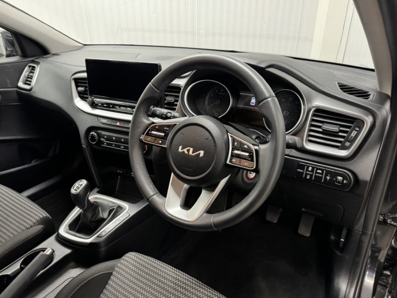 2025 (25) KIA CEED 1.5T GDi ISG 138 2 5dr 4989965