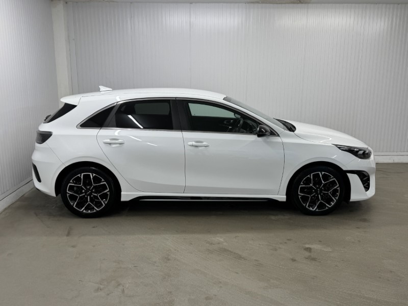 2025 (25) KIA CEED 1.5T GDi ISG 138 GT-Line 5dr 4988339