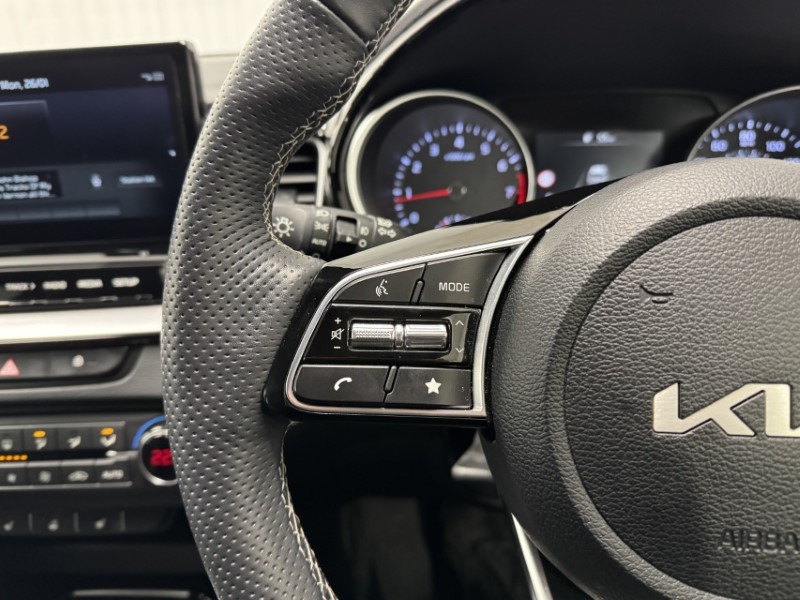 2025 (25) KIA CEED 1.5T GDi ISG 138 GT-Line 5dr 4988336