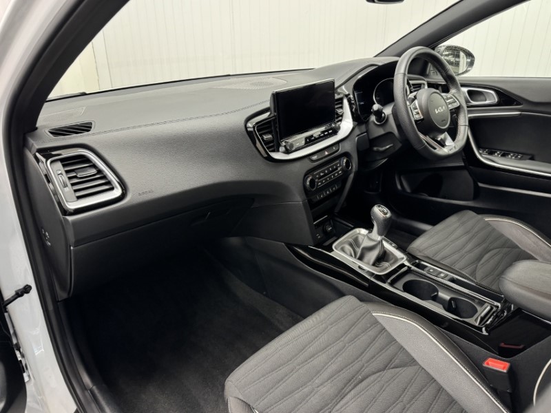 2025 (25) KIA CEED 1.5T GDi ISG 138 GT-Line 5dr 4988324