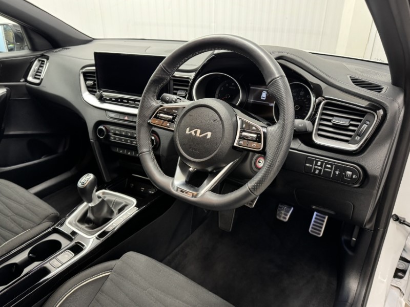 2025 (25) KIA CEED 1.5T GDi ISG 138 GT-Line 5dr 4988327