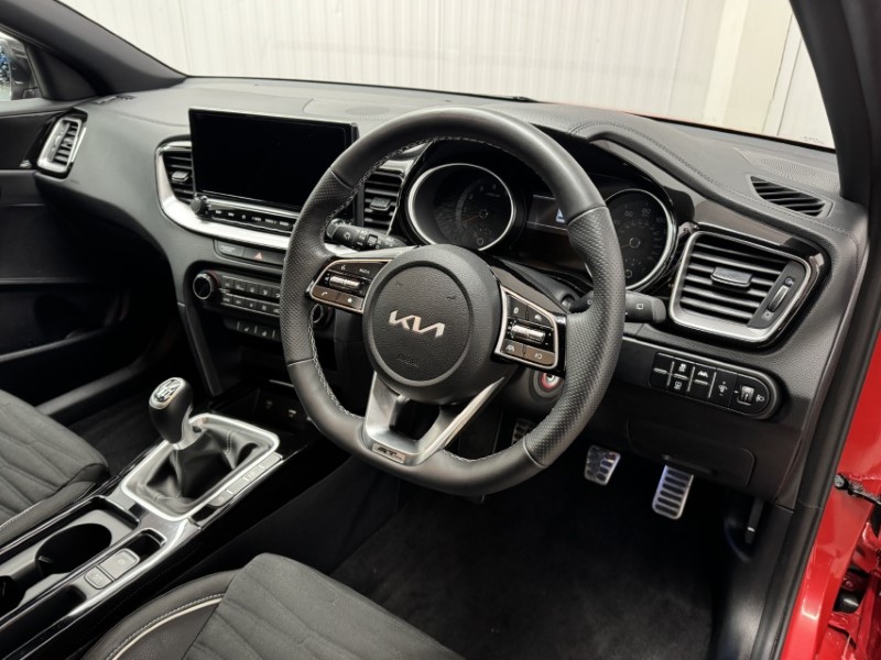 2025 (25) KIA CEED 1.5T GDi ISG 138 GT-Line 5dr 5091358