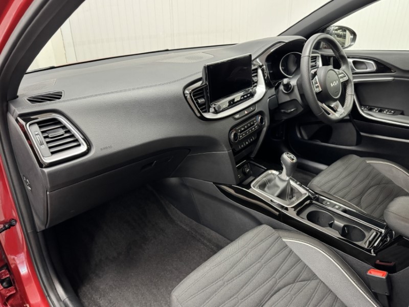 2025 (25) KIA CEED 1.5T GDi ISG 138 GT-Line 5dr 5091355