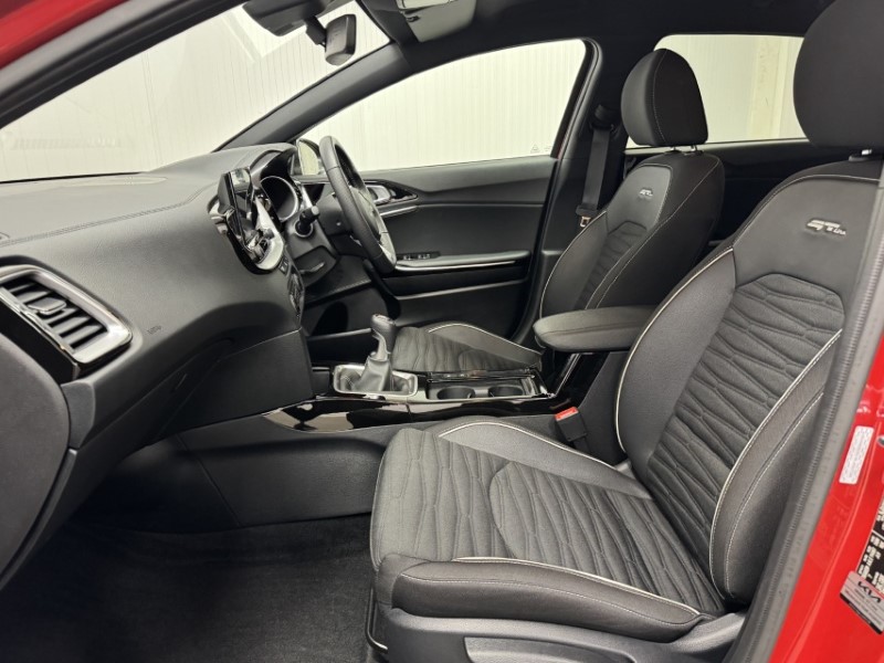 2025 (25) KIA CEED 1.5T GDi ISG 138 GT-Line 5dr 5091356