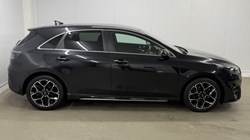 2025 (25) KIA CEED 1.5T GDi ISG 138 GT-Line 5dr 5481078