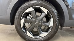 2025 (74) KIA SORENTO 1.6 T-GDi HEV 3 5dr Auto 5701800