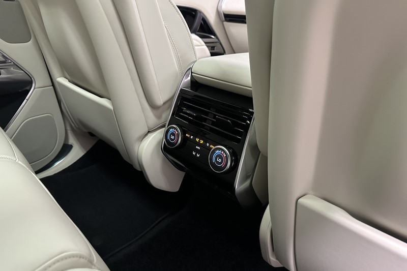  LAND ROVER RANGE ROVER 3.0 D300 SE 4dr Auto 5681678