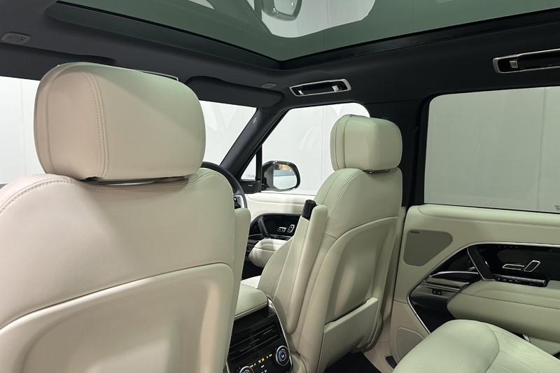  LAND ROVER RANGE ROVER 3.0 D300 SE 4dr Auto 5681703