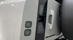 LAND ROVER DEFENDER 3.0 D350 X-Dynamic HSE 110 5dr Auto 5359289