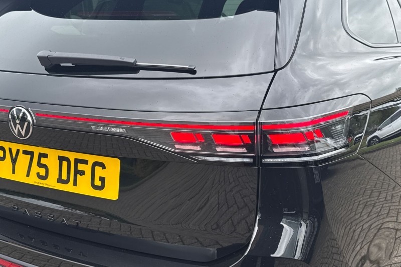 2025 (75) VOLKSWAGEN PASSAT 1.5 TSI eHybrid R-Line 5dr DSG 5474641