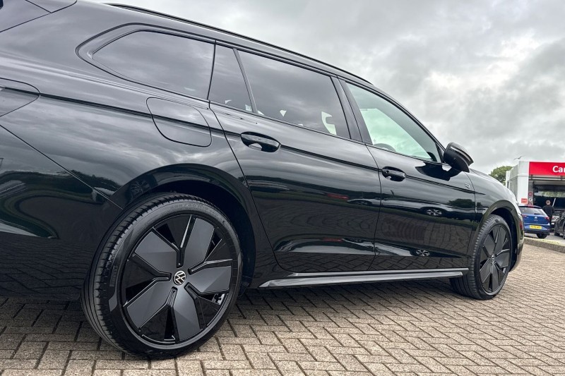 2025 (75) VOLKSWAGEN PASSAT 1.5 TSI eHybrid R-Line 5dr DSG 5474637