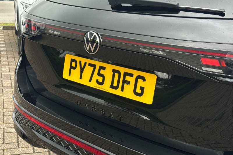 2025 (75) VOLKSWAGEN PASSAT 1.5 TSI eHybrid R-Line 5dr DSG 5474643