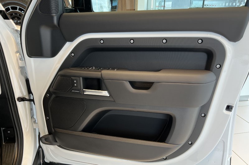  LAND ROVER DEFENDER 3.0 D250 X-Dynamic SE 110 5dr Auto 4971159