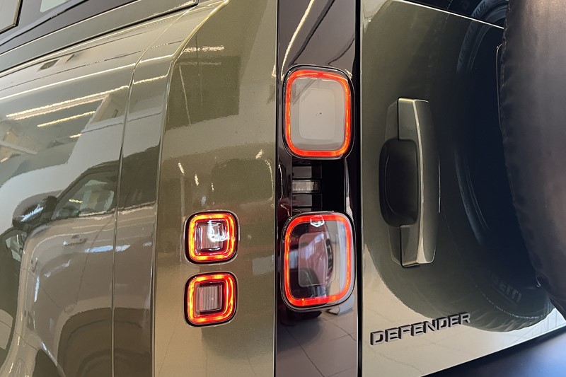  LAND ROVER DEFENDER 3.0 D250 X-Dynamic SE 110 5dr Auto 5590902