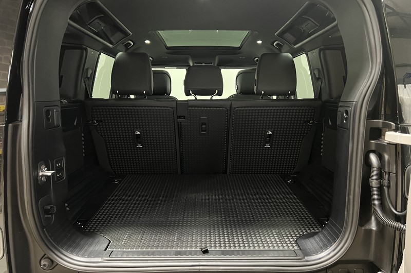  LAND ROVER DEFENDER 3.0 D250 X-Dynamic HSE 110 5dr Auto 5556656