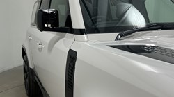 LAND ROVER DEFENDER 3.0 D250 X-Dynamic HSE 110 5dr Auto 5556665