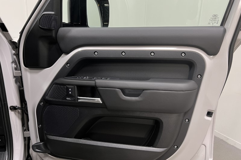  LAND ROVER DEFENDER 3.0 D250 X-Dynamic HSE 110 5dr Auto 5556629