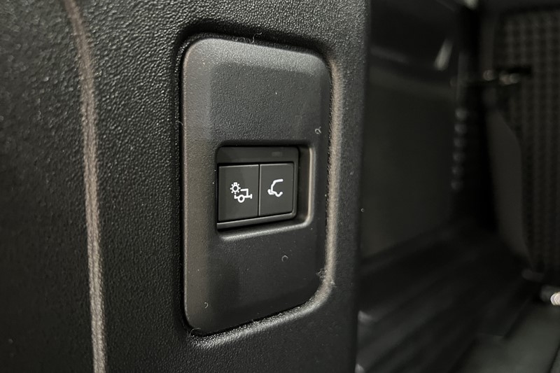  LAND ROVER DEFENDER 3.0 D250 X-Dynamic SE 110 5dr Auto 5586850