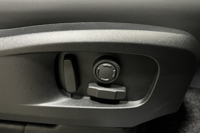  LAND ROVER DEFENDER 3.0 D250 X-Dynamic SE 110 5dr Auto 5586825