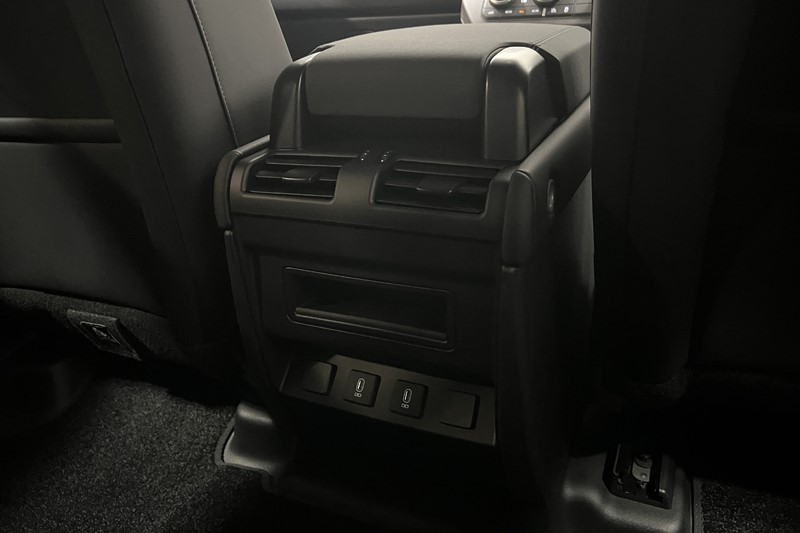  LAND ROVER DEFENDER 3.0 D250 X-Dynamic SE 110 5dr Auto 5586820