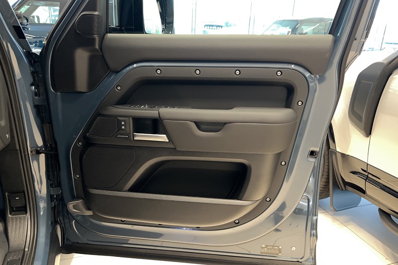  LAND ROVER DEFENDER 3.0 D250 X-Dynamic SE 110 5dr Auto 5943047