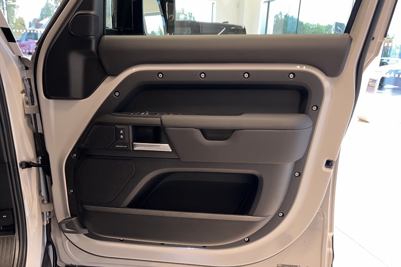  LAND ROVER DEFENDER 3.0 D250 X-Dynamic SE 110 5dr Auto 5942998