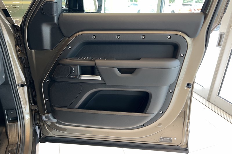  LAND ROVER DEFENDER 3.0 D250 X-Dynamic SE 110 5dr Auto 5861431