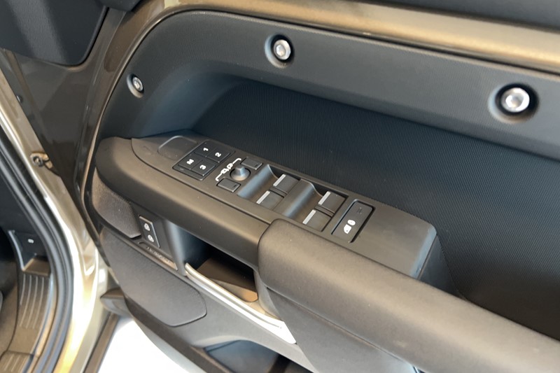  LAND ROVER DEFENDER 3.0 D250 X-Dynamic SE 110 5dr Auto 5861433