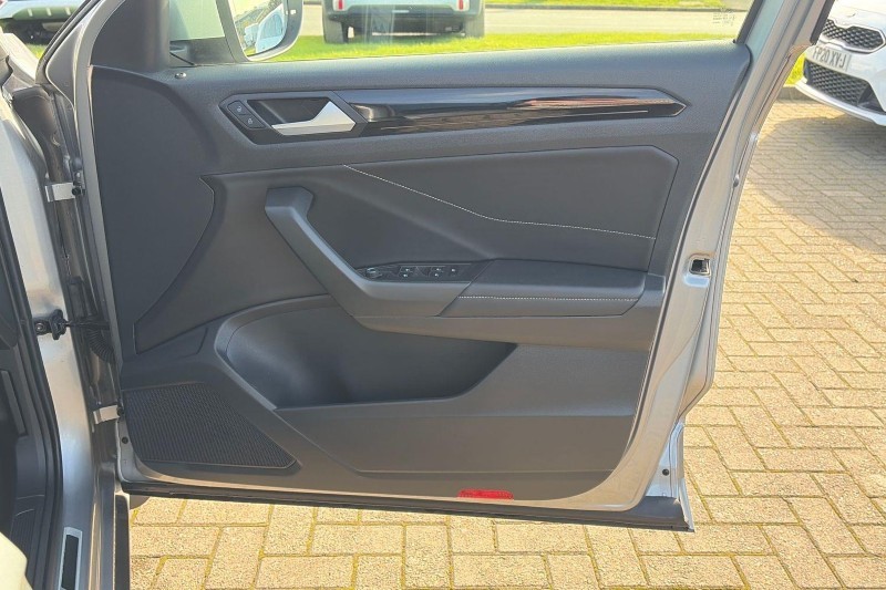 2023 (23) VOLKSWAGEN T-ROC 2.0 TDI 150 EVO R-Line 5dr 5993472